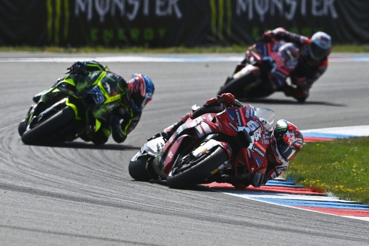 Le pilote italien de motoGP Francesco Bagnaia (Ducati) en tête de la course sprint du Grand Prix de République tchèque, à Brno, le 20 juin 2026.