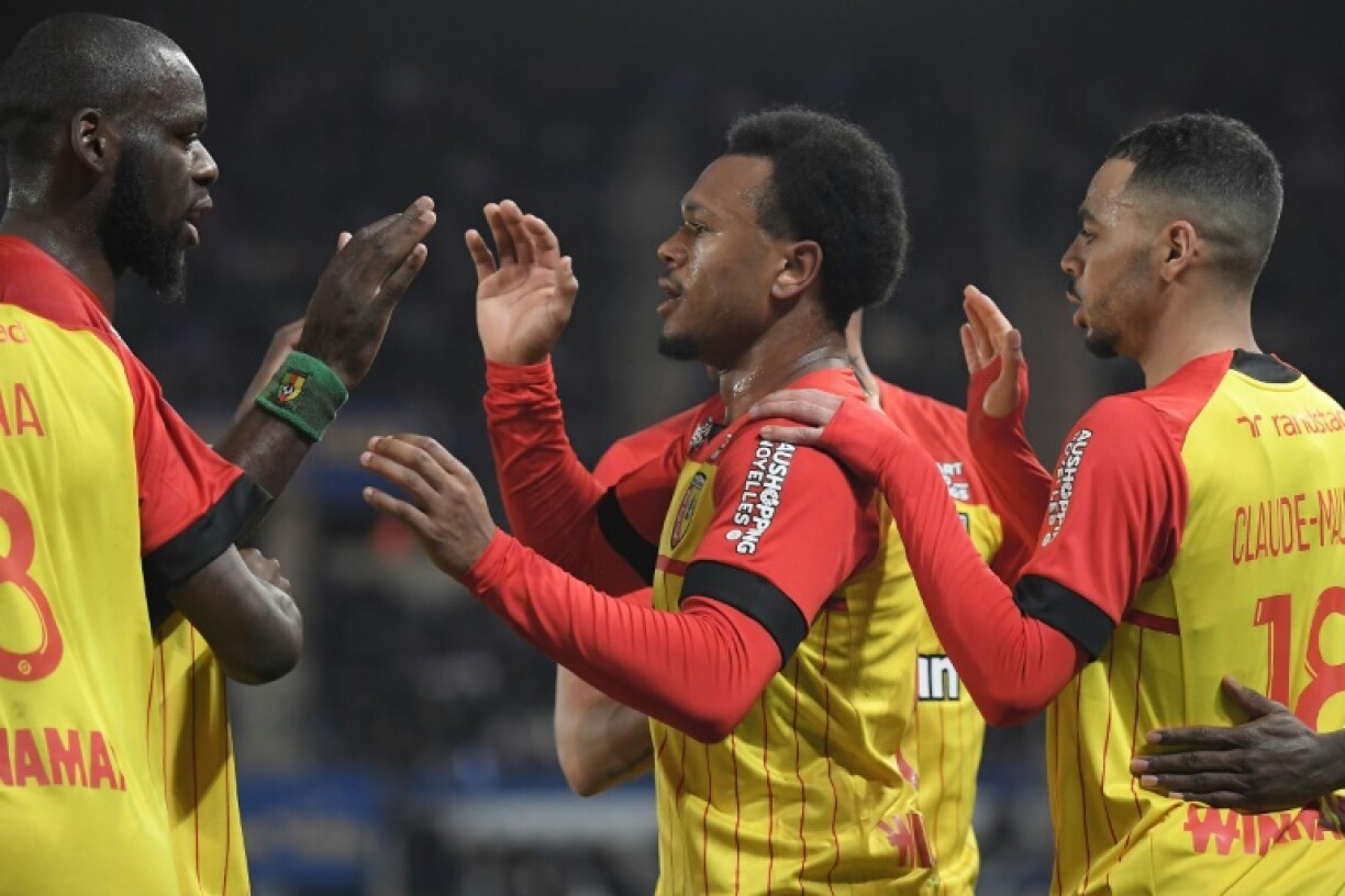 Lois Openda (c) félicité par ses coéquipiers après avoir marqué pour le RC Lens contre Strasbourg en Ligue 1 le 11 janvier 2023 à Strasbourg