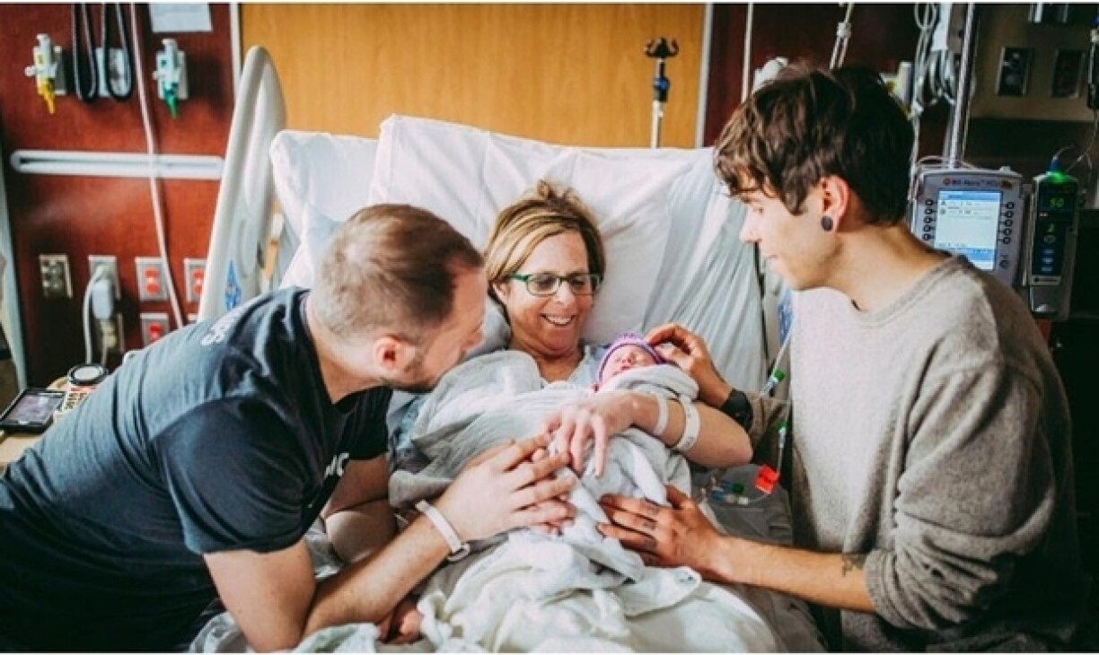 Vu lénks no riets: Elliot Dougherty, Cecile Eledge an hire Jong Matthew Eledge