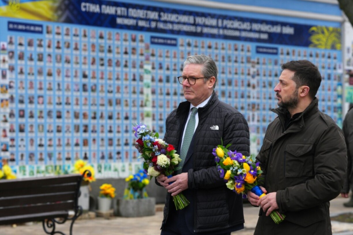 British Prime Minister Keir Starmer (L) and Ukrainian President Volodymyr Zelensky (R) laid wreaths in Kyiv in honour of killed Ukrainian soldiers as part of the visit