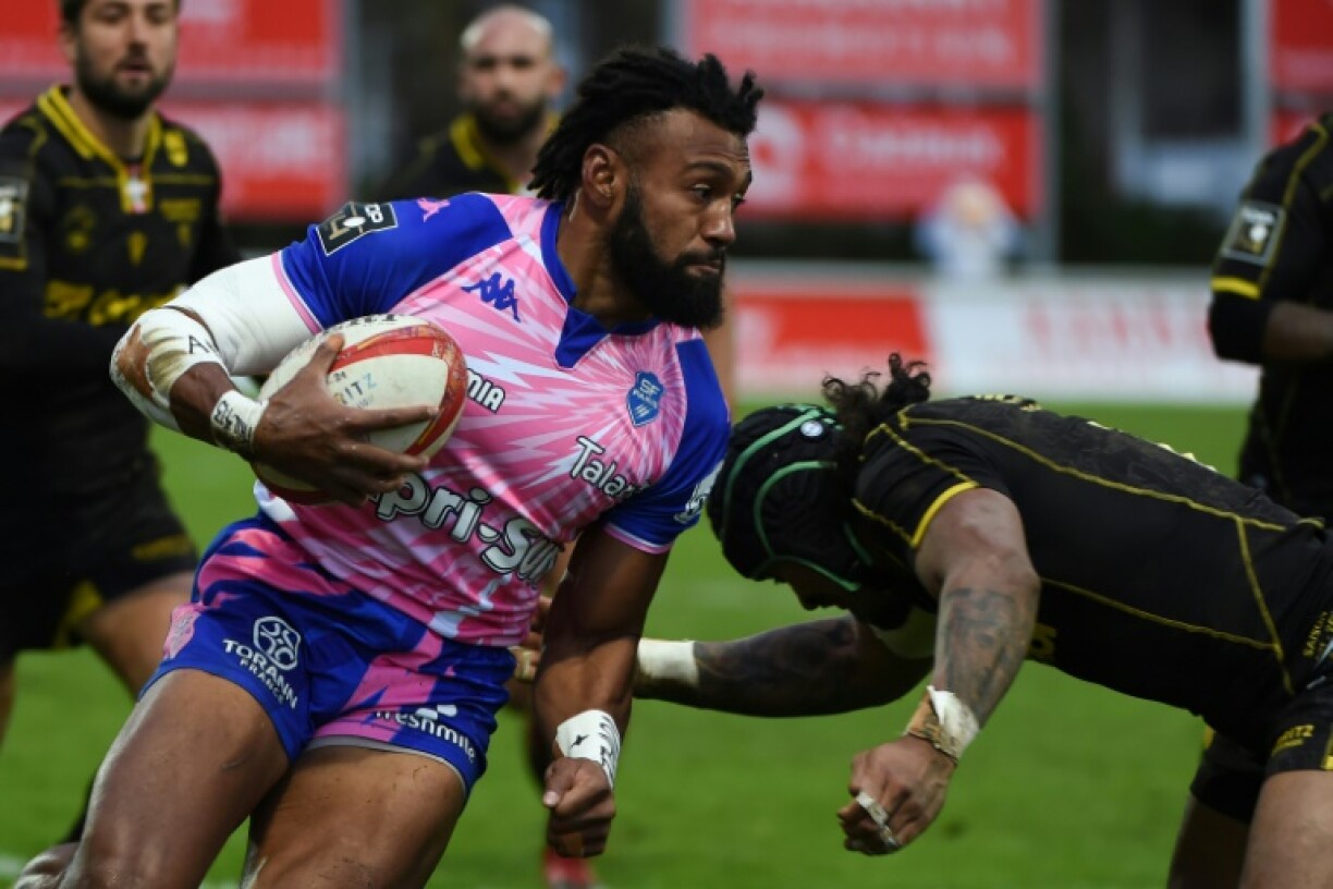L'ailier fidjien du Stade Français Waisea Nayacalevu, ici lors d'un match de Top 14 à Biarritz le 27 novembre 2021, pense à se faire vacciner