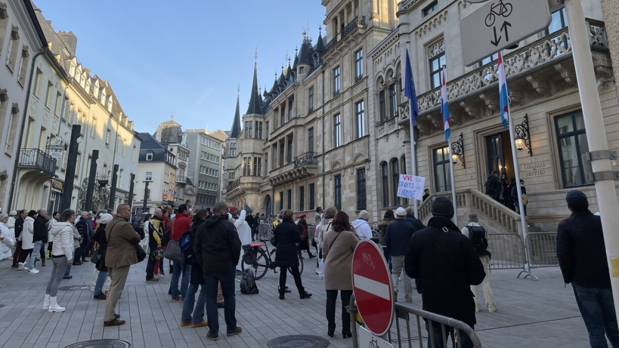 Une manifestation a eu lieu devant la Chambre alors que les députés votaient pour les nouvelles dispositions de la loi Covid