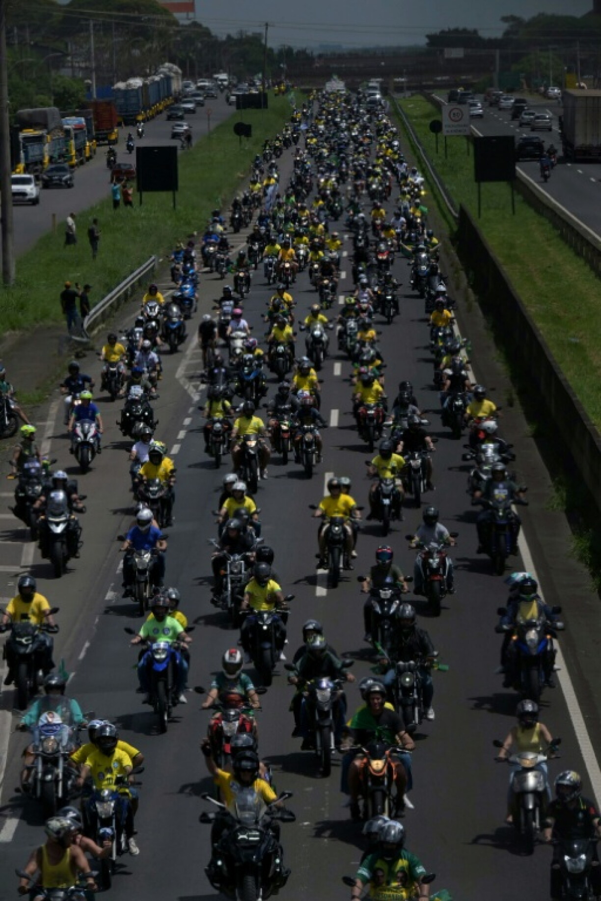 Flavio Bolsonaro led a parade of hundreds of motorcycles in the interior of the state of Sao Paulo, in the style of his father. Unlike Jair Bolsonaro, he rode on the back of a campaign truck