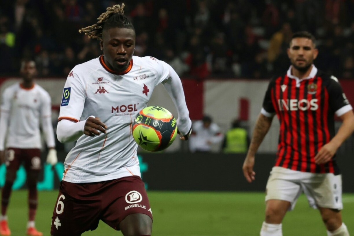 Le milieu de Metz Kevin N'Doram contre Nice d'Andy Delort (d), le 27 novembre 2021 à Nice