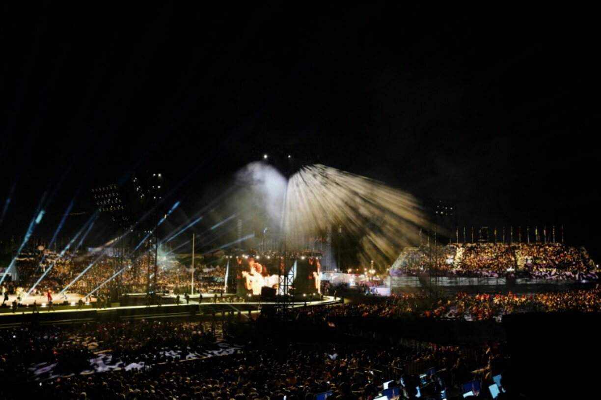 Le chanteur français Lucky Love se produit lors de la cérémonie d'ouverture des Jeux Paralympiques de Paris-2024; place de la Concorde à Paris, le 28 août 2024