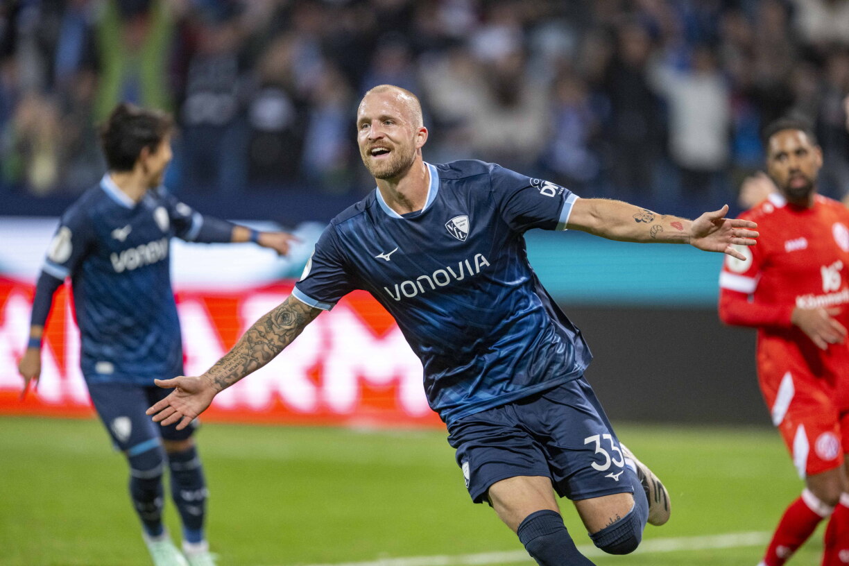 De Philipp Hofmann vum VFL Bochum feiert säi Gol zum 2:0 géint Mainz am DFB Pokal.