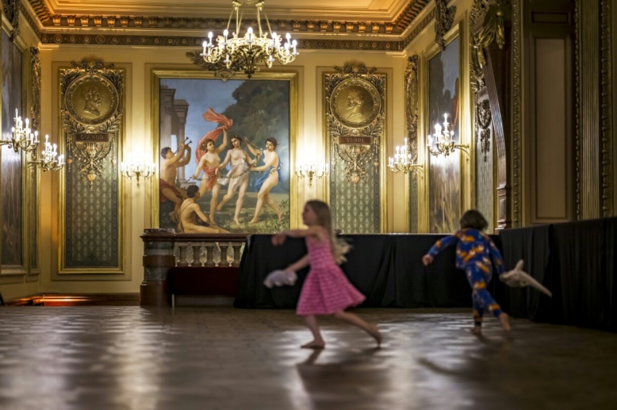 Children were free to play among the frescoes