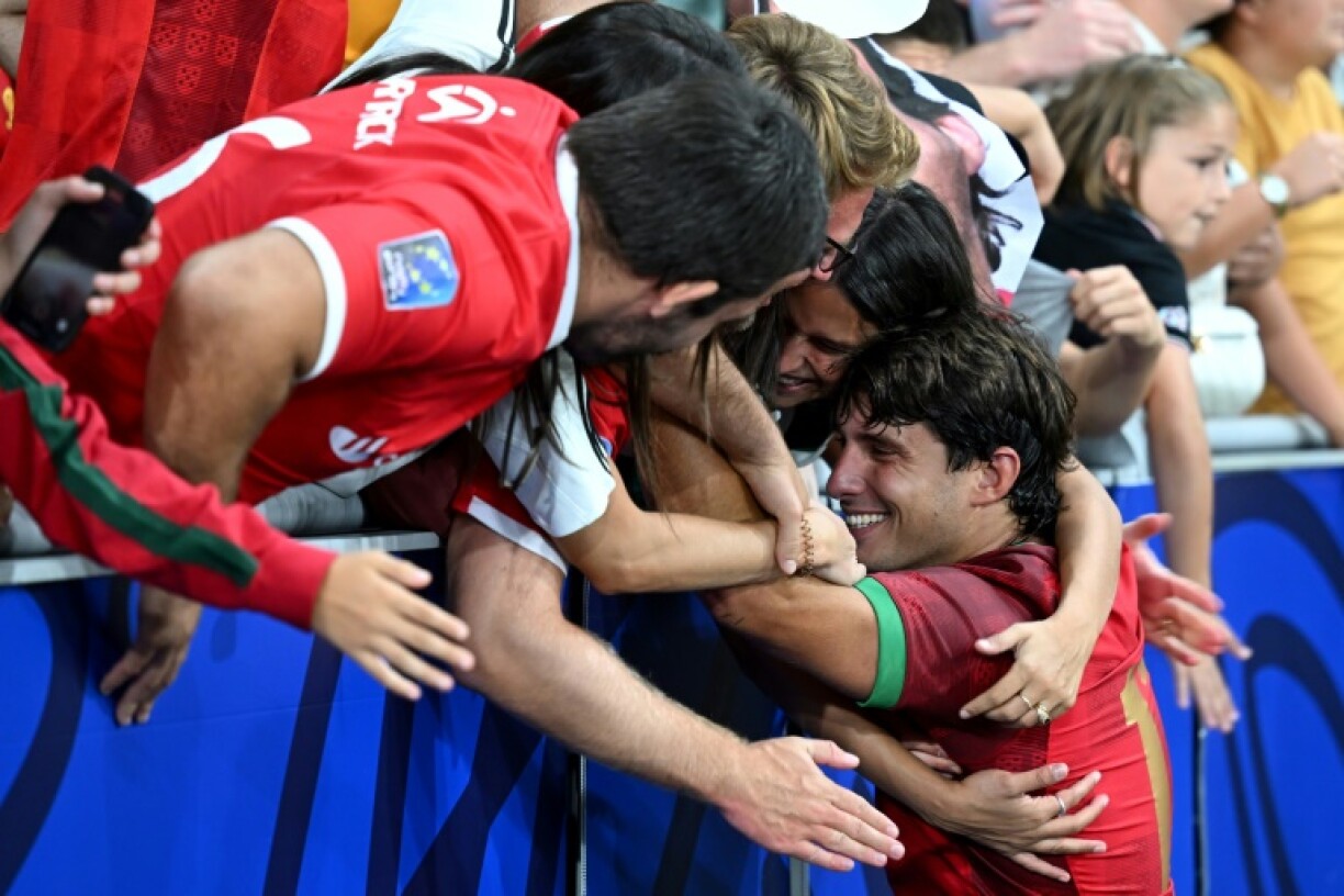 Le talonneur du Portugal Duarte Diniz (à droite) après la défaite contre l'Australie au Mondial de rugby, au stade Geoffroy-Guichard, à Saint-Etienne, France, le 1er octobre 2023