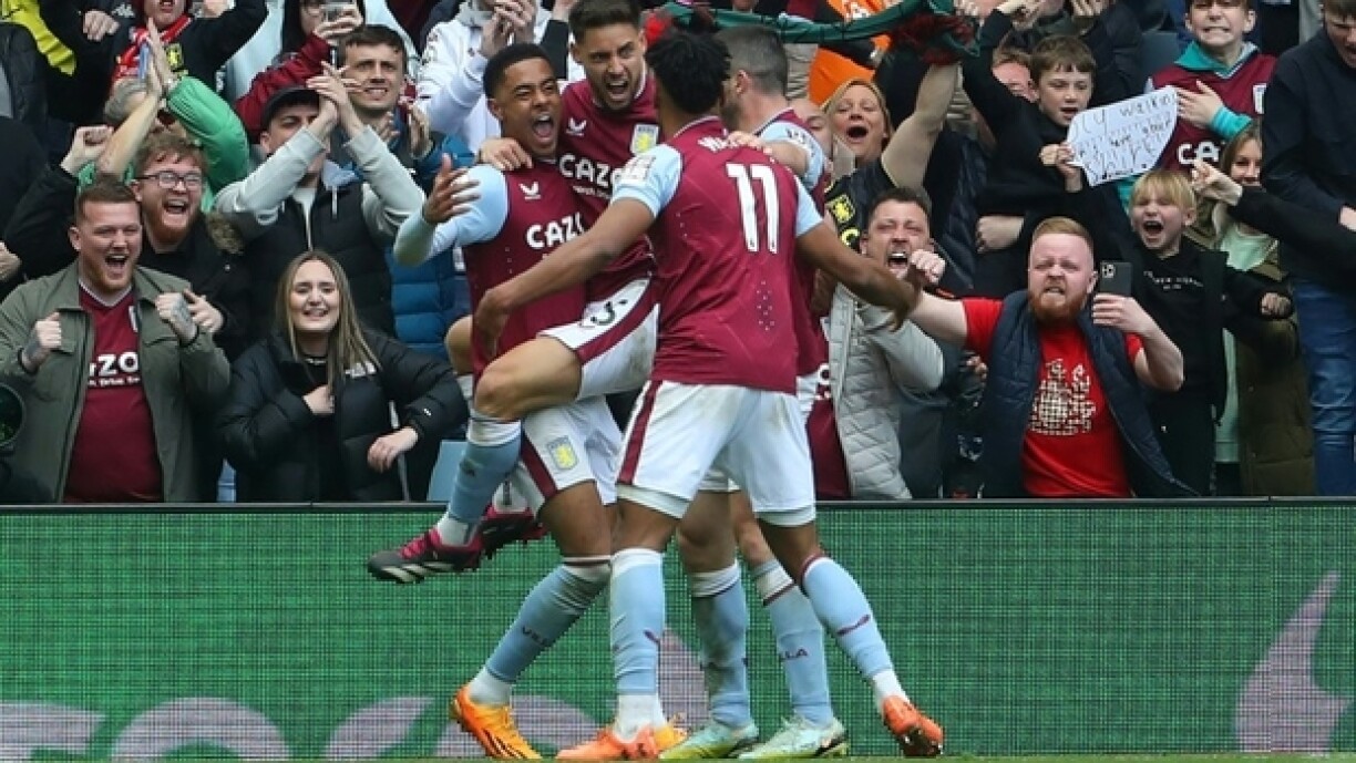 L'attaquant d'Aston Villa, Ollie Watkins, et ses coéquipiers célèbrent leur second but contre Newcastle United au Villa Park de Birmingham, le 15 avril 2023