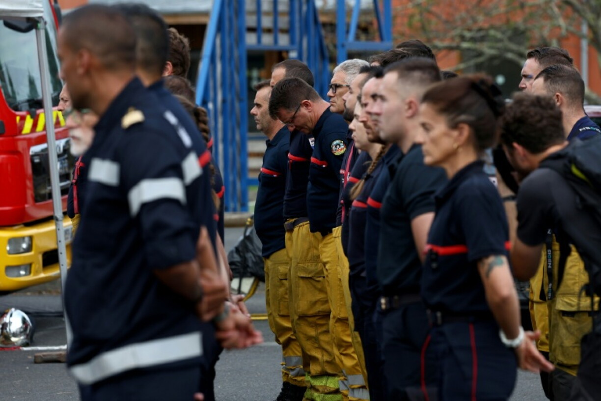 Une minute de silence a été observée pour les deux pompiers morts à Mérignac, à Lège-Cap-Ferret en Gironde, le 31 juillet 2026