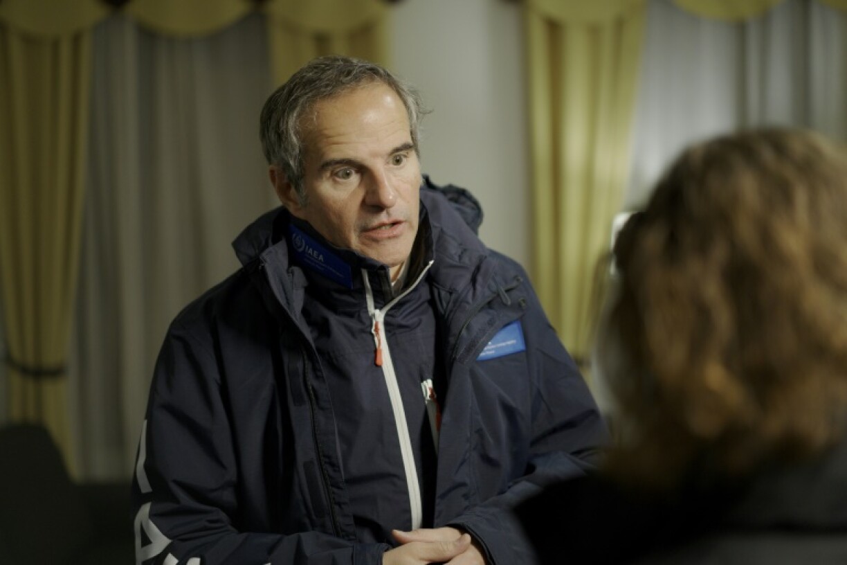 Le chef de l'Agence internationale de l'énergie atomique (AIEA) Rafael Grossi s'adresse aux médias à Dnipro après une visite de la centrale nucléaire de Zaporijjia, le 29 mars 2023