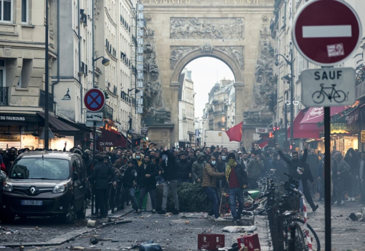 Heurts entre manifestants et CRS après des tirs meurtriers dans le Xe arrondissement, le 23 décembre 2022 à Paris
