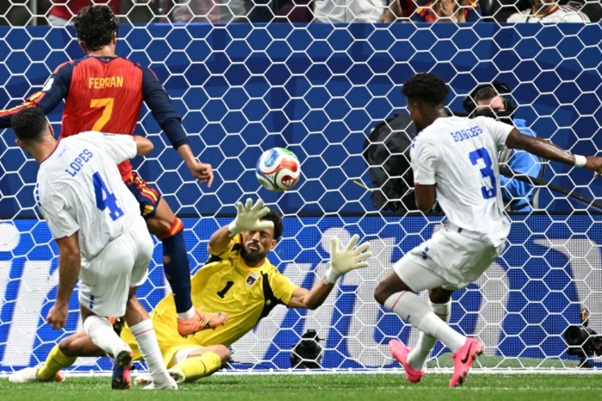 Le gardien du Cap-Vert Vozinha, élu meilleur joueur du match, effectue un arrêt devant Ferran Torres lors du match nul entre l'Espagne et le Cap-Vert, le 15 juin 2026 à Atlanta