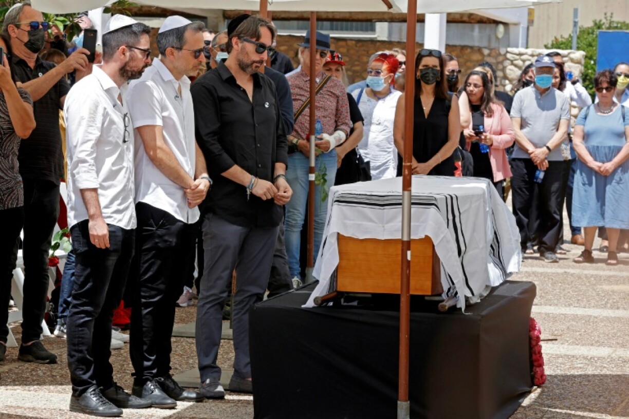 Des proches et amis du couturier Alber Elbaz se recueillent devant son cercueil, lors de ses funérailles, le 28 avril 2021 à Holon, près de Tel-Aviv, en Israël