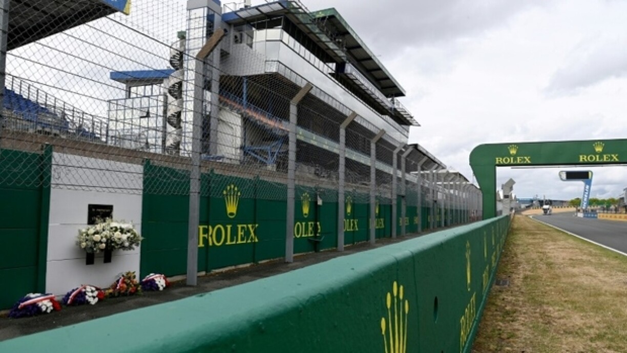 La plaque commémorant la catastrophe du 11 juin 1955 photographiée sur le circuit Bugatti avant les 24 Heures du Mans