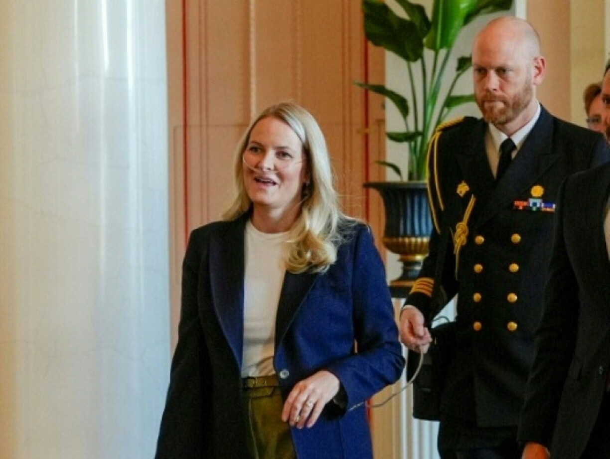 Die an einer unheilbaren Lungenkrankheit leidende norwegische Kronprinzessin Mette-Marit wartet auf ein Spenderorgan: Die 52-Jährige sei auf die Warteliste für eine Lungentransplantation gesetzt worden, erklärte der Königspalast in Oslo.