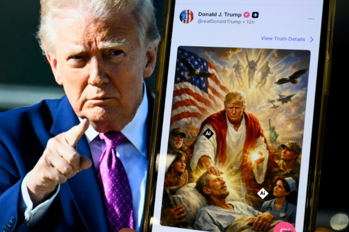 Composition réalisée le 13 avril 2026 du président américain Donald Trump à l'écran et d'une image générée par IA qu'il a publiée sur sa plateforme Truth Social, le représentant en Jésus-Christ après avoir parlé au pape Léon XIV