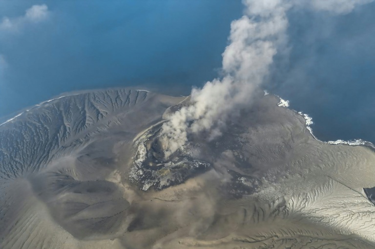 Éruption volcanique: Des dizaines de milliers de voyageurs bloqués en Indonésie