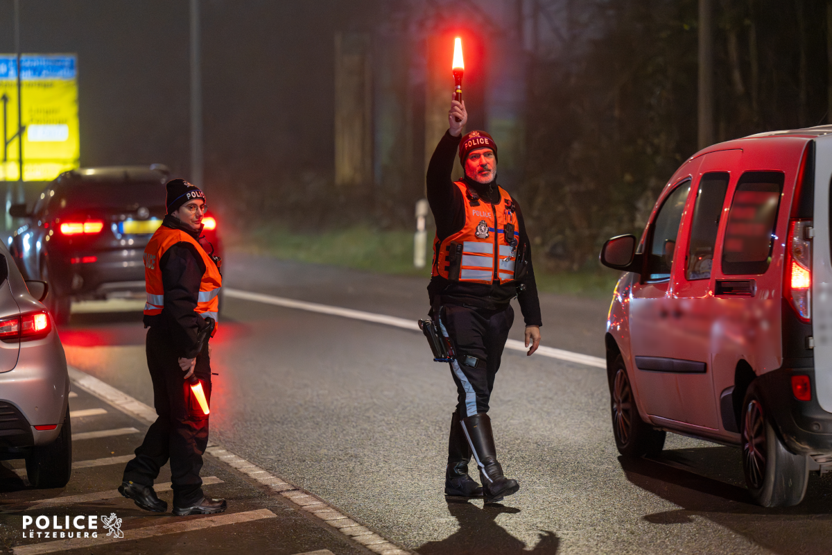 Police-Bulletin: Cannabisgeroch aus Auto an alkoholiséiert Männer am Arrest