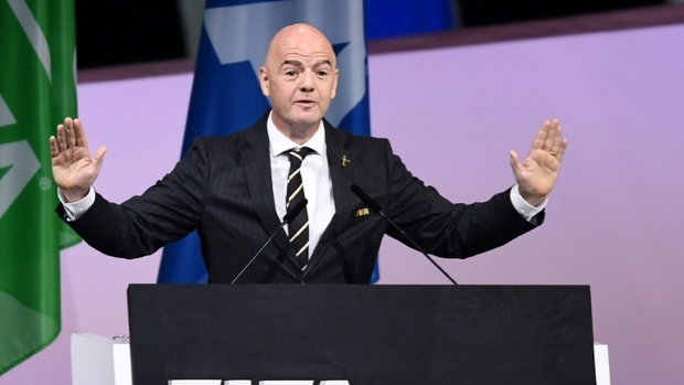 FIFA: Gianni Infantino wëll Russland erëm fir Jugend-Competitiounen zouloossen
