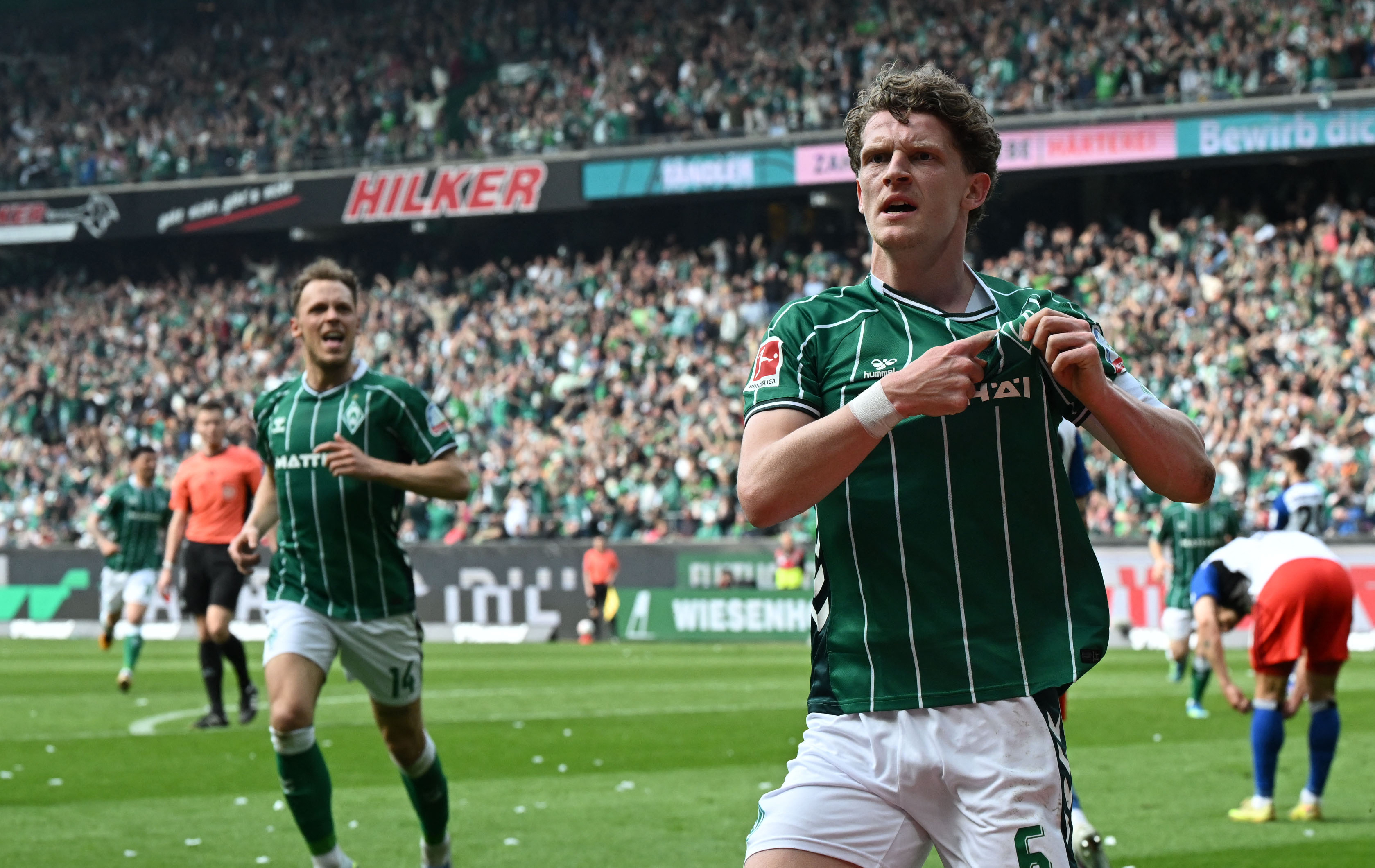 Futtball Bundesliga: Bremen wënnt Nordderby géint HSV, Bayern no BVB-Defaite sou gutt wéi Champion