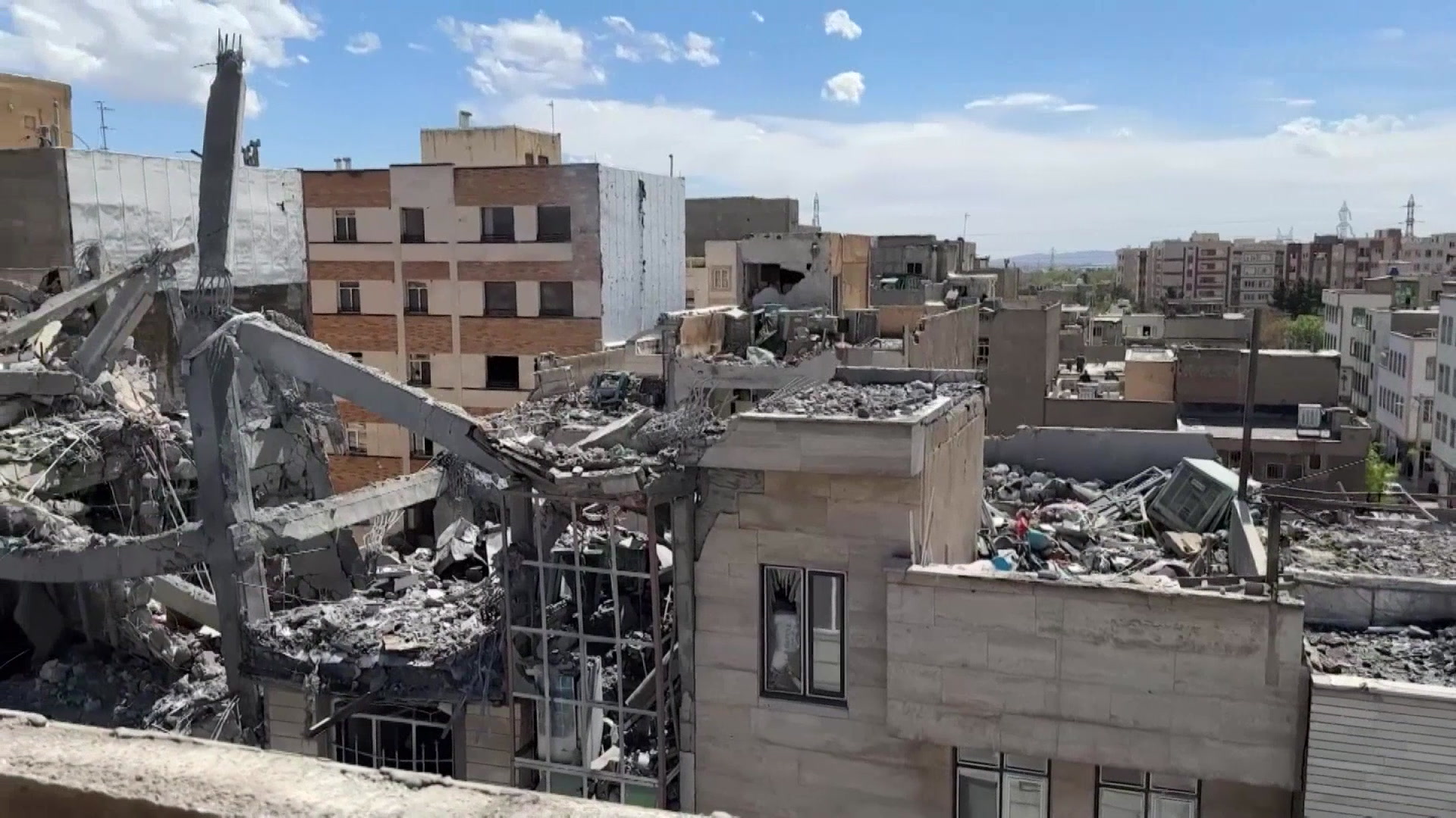 Wetten op de Krich: Wéi Finanzmäert Millioune maachen – a firwat d'Kritik wiisst