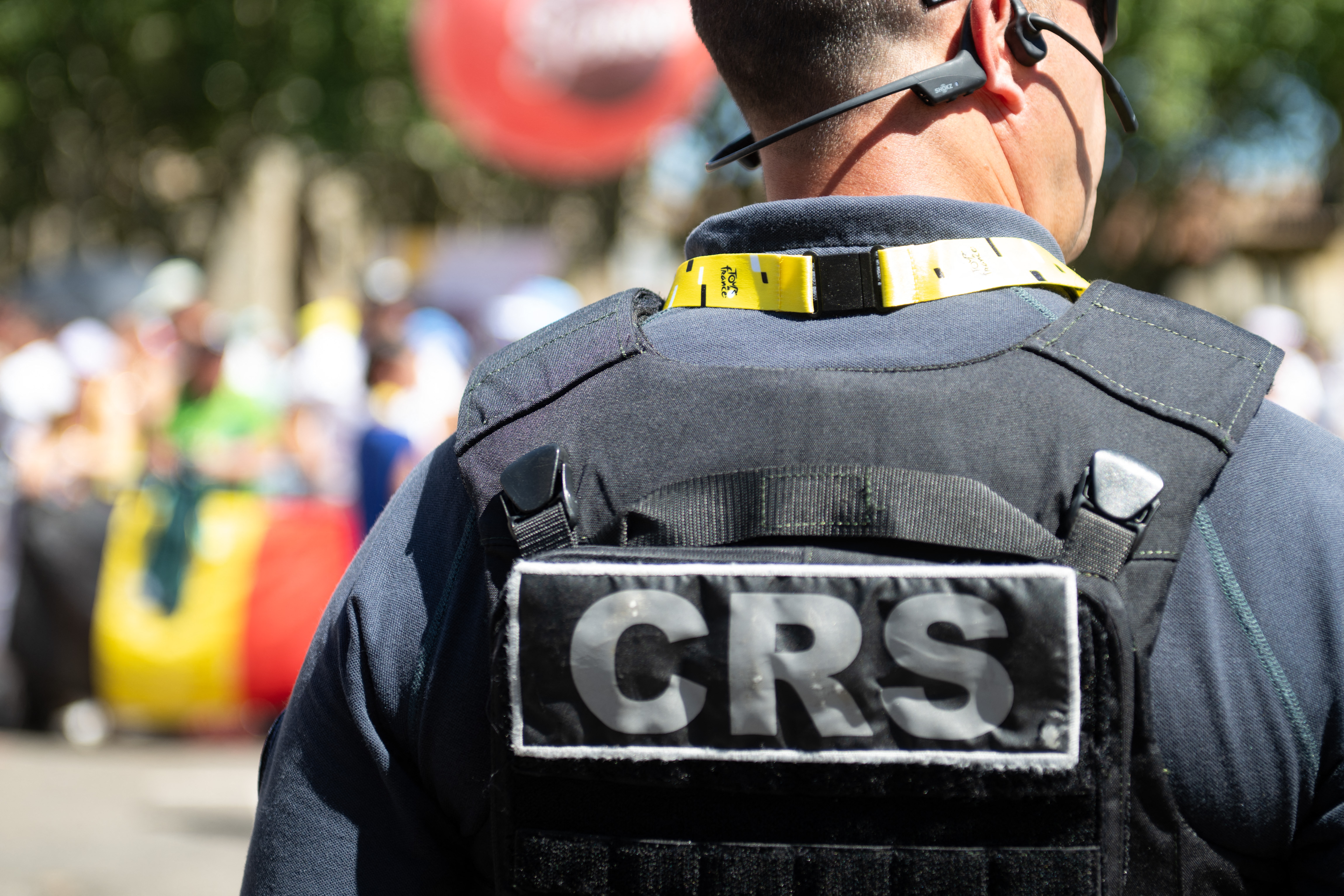 Terrible accident sur le Tour de France: Une voiture de L'Equipe percute des barrières: huit blessés, dont un grave