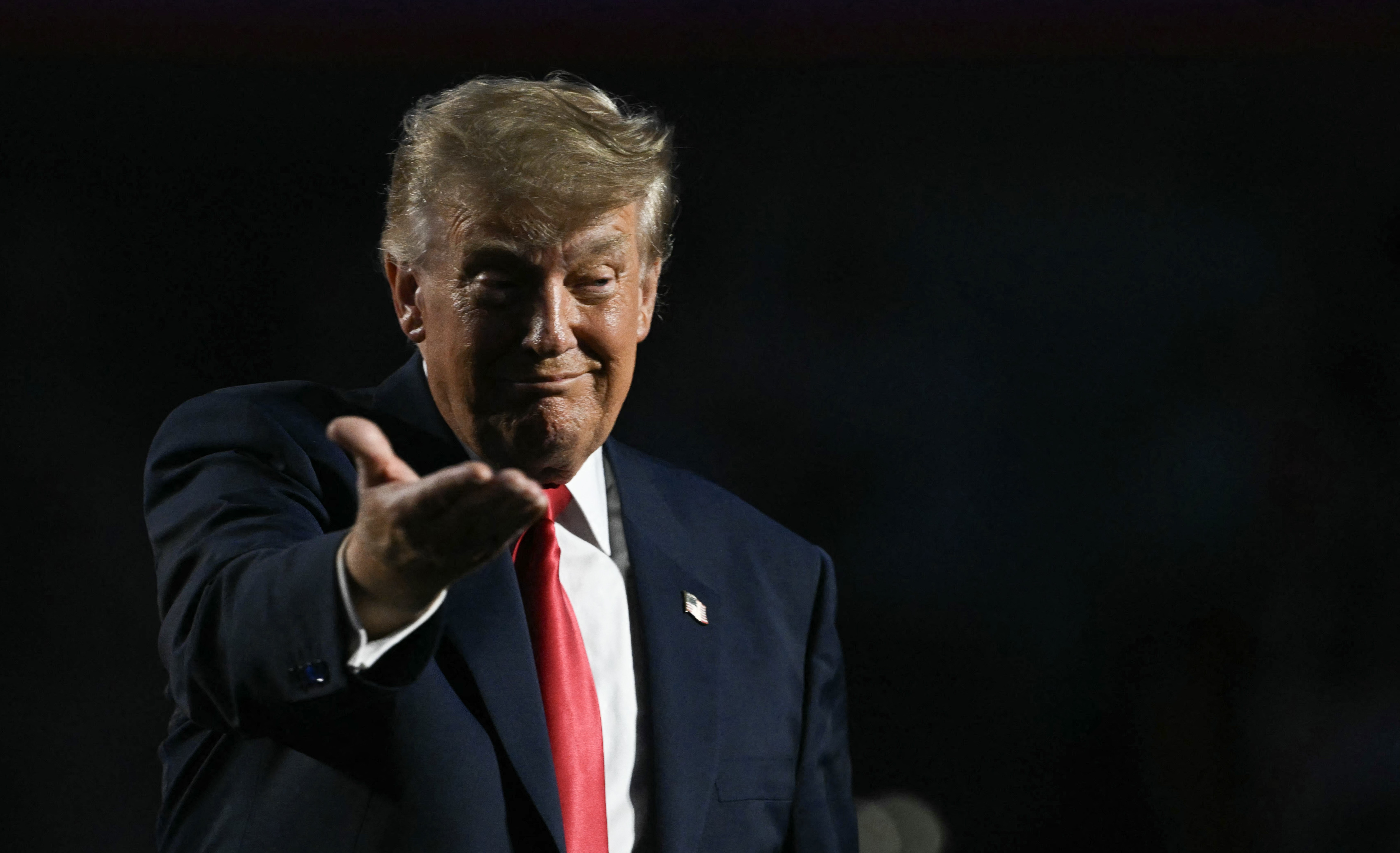 Légalité, coût, risques...: Trump a-t-il le droit d'offrir 5.000 dollars aux Américains contre leurs votes ?