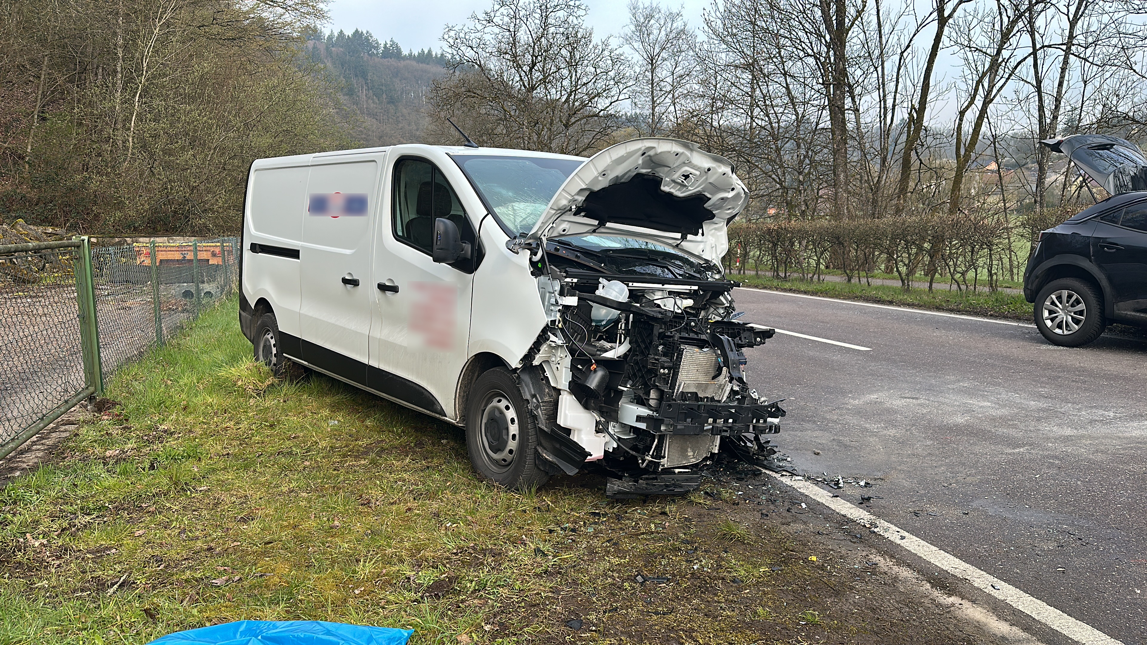 Tëscht Veianen a Bëttel: Accident mat zwee Gefierer op der N10, Streck ass bis op Weideres gespaart