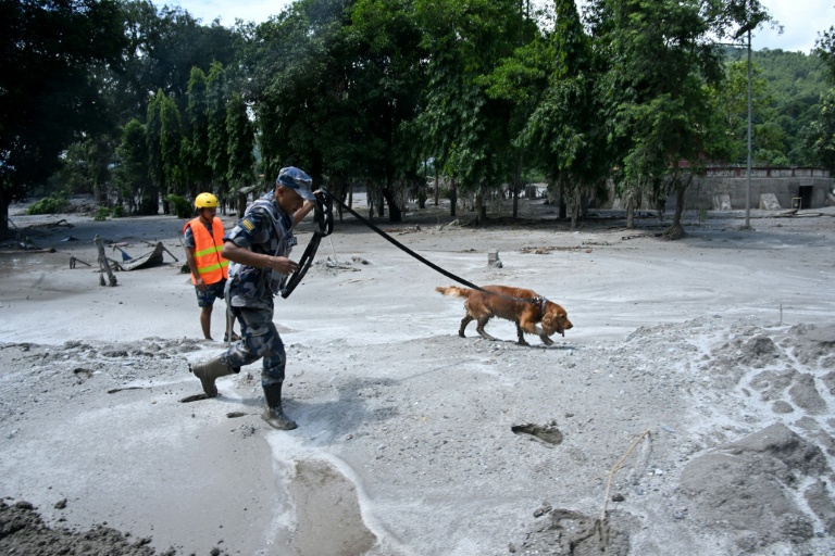 Alerte au Népal: De nouvelles inondations redoutées, au moins 472 morts