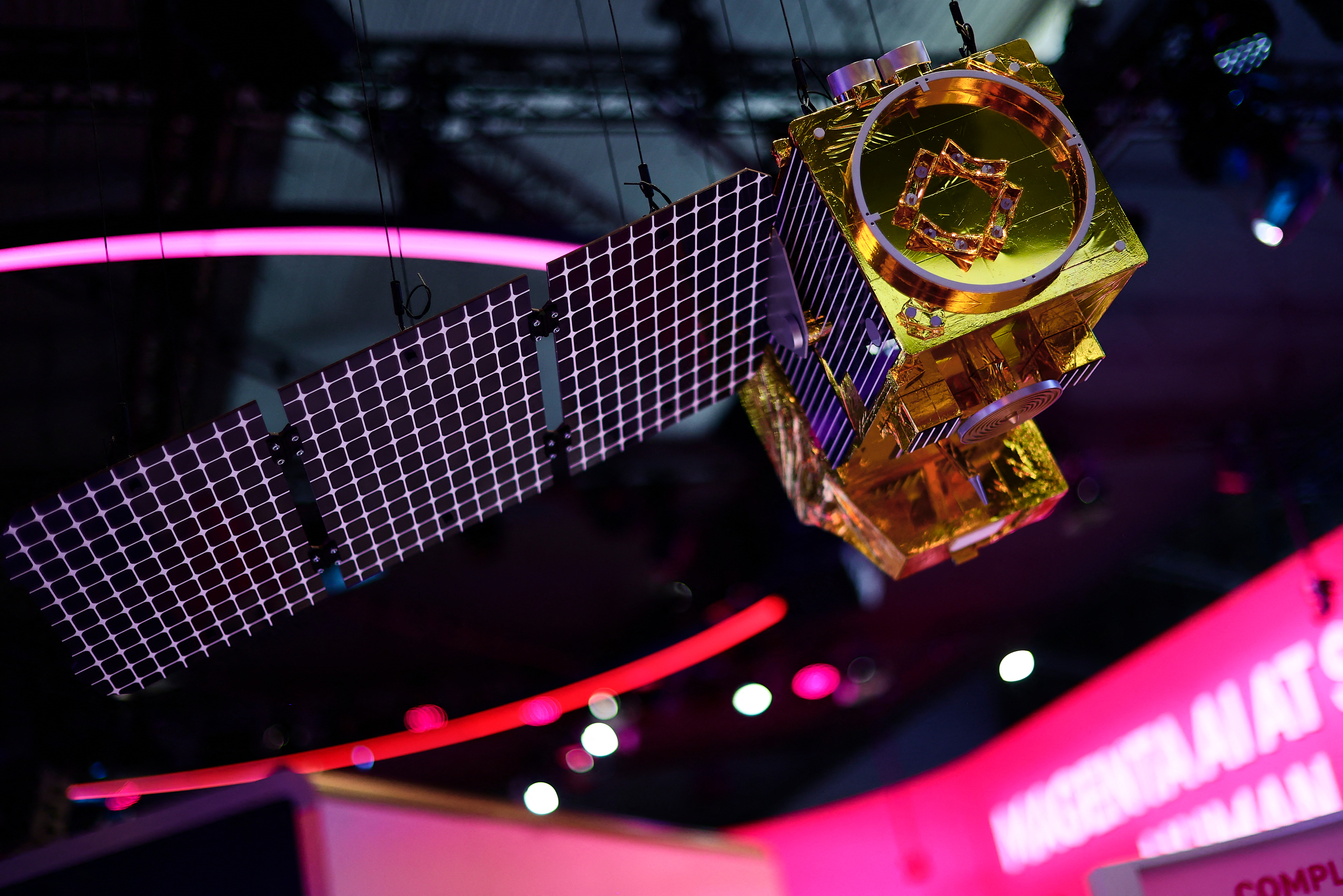 "Star Wars"?: Geféierlecht Manöver vu russeschem Militär-Satellit am Weltall