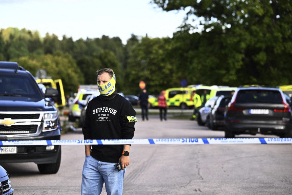 Presuméierten Täter festgeholl: Schwäert-Ugrëff a schweedescher Schoul mat e puer Blesséierten