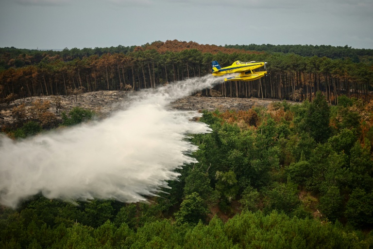 Des dégâts "dantesques": Mégafeu contenu en Gironde, nouvel embrasement dans le Var