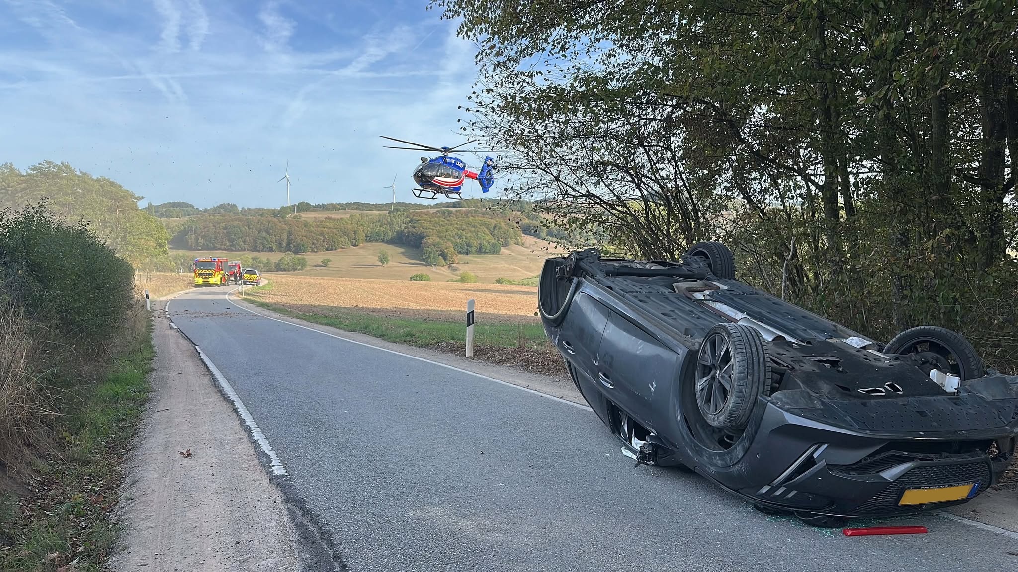 Route fermée près de Diekirch: Une voiture finit sa course sur le toit après une sortie de route