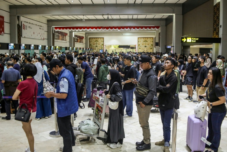 No Fluchchaos wéinst Vulkanausbroch: Fluchhäfen an Indonesien huele Betrib rëm op
