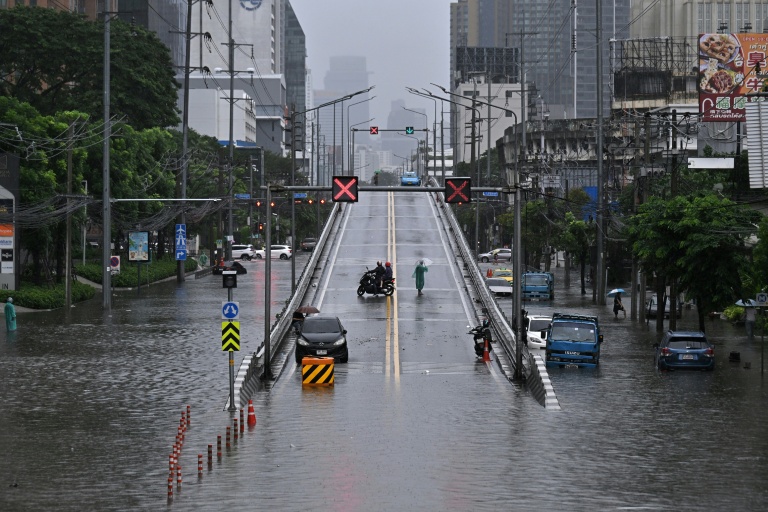 Routes submergées, canaux qui débordent: Inondations catastrophiques à Bangkok