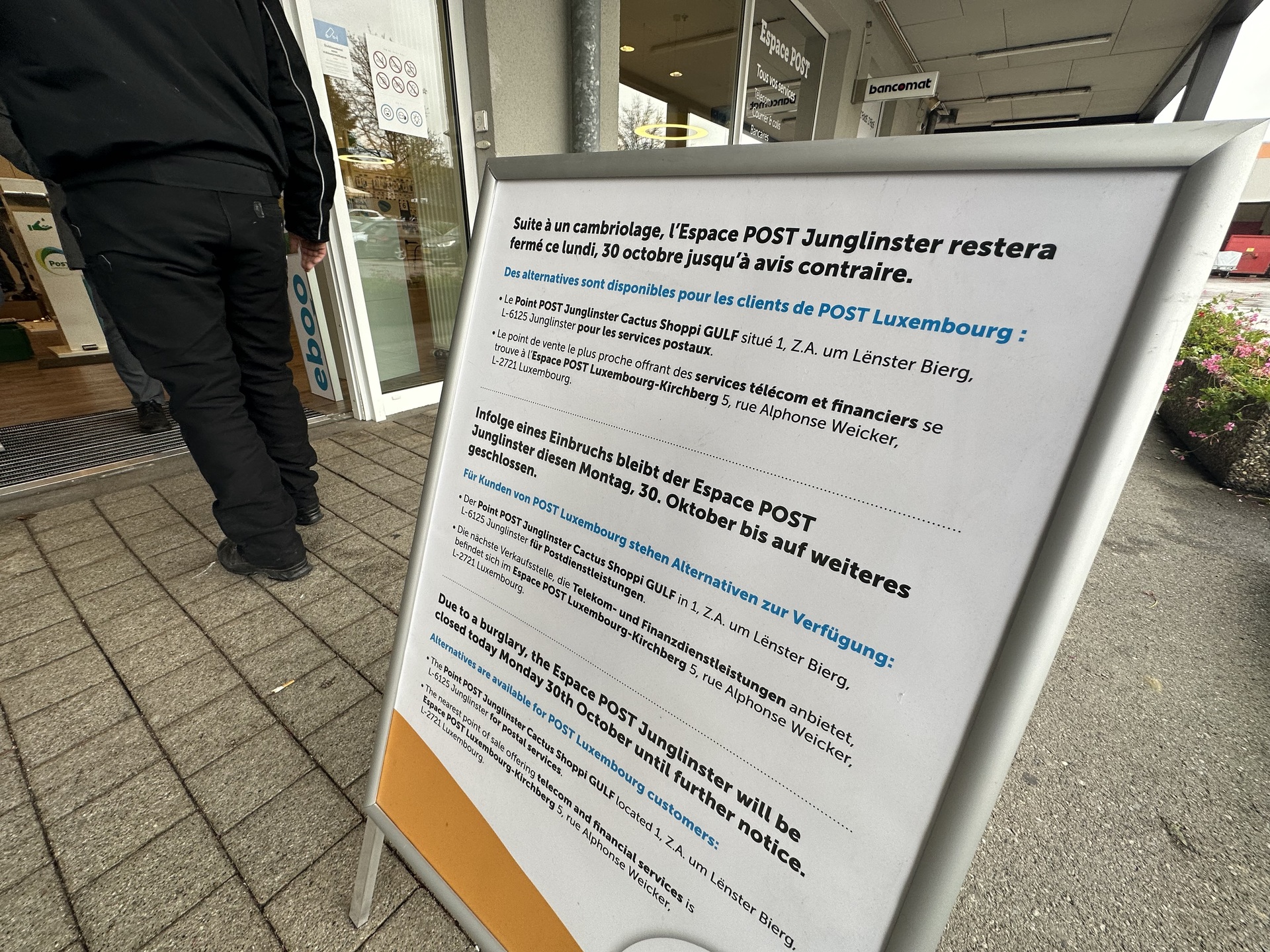 Attempted burglary: Vehicle crashes into Junglinster Post Office - RTL Today