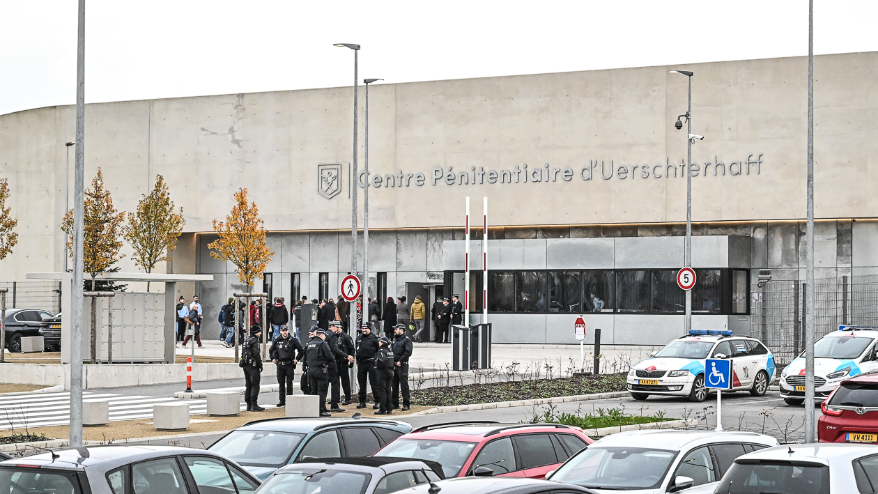 Zuele vum Justizministère: 2025 gouf et 2.538 Gefaangenentransporter tëscht Prisongen a Geriichter