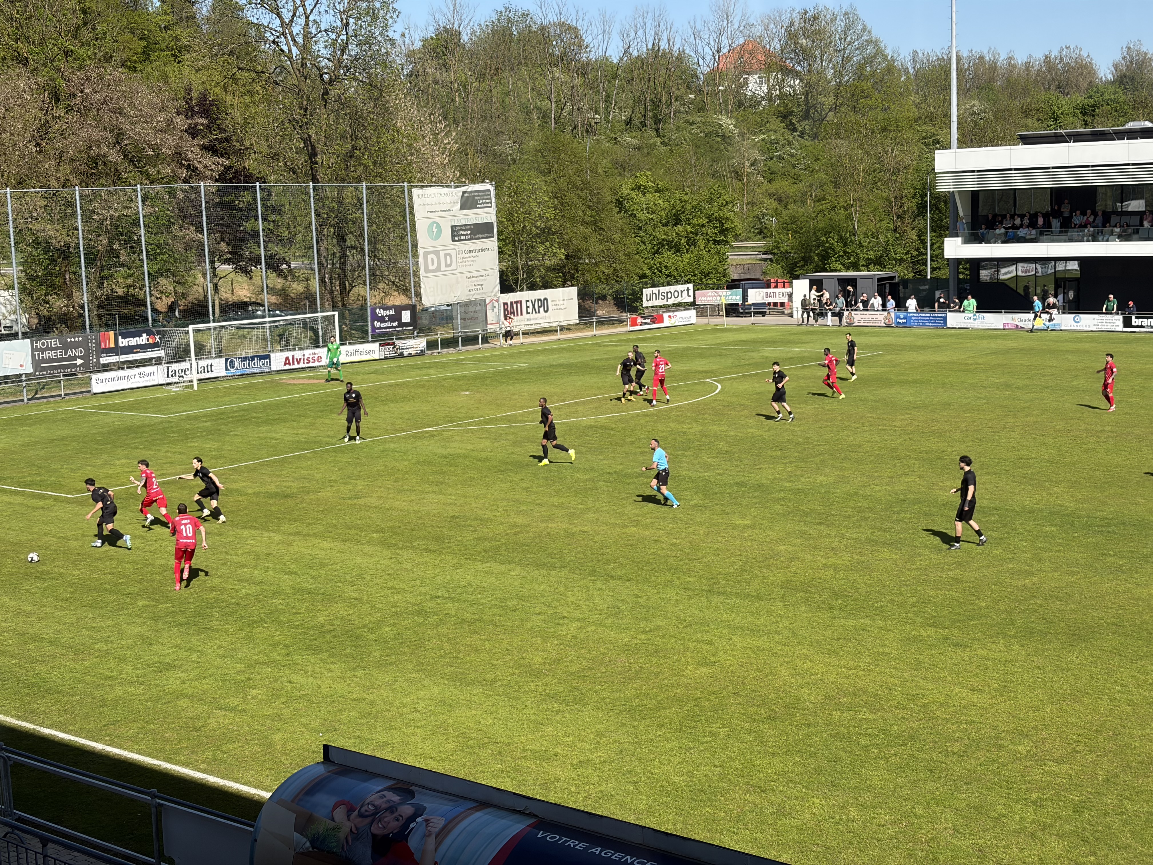 Futtball: BGL Ligue: Knapp Victoire fir Déifferdeng, Diddeleng no Biissener Remis neien Zweeten