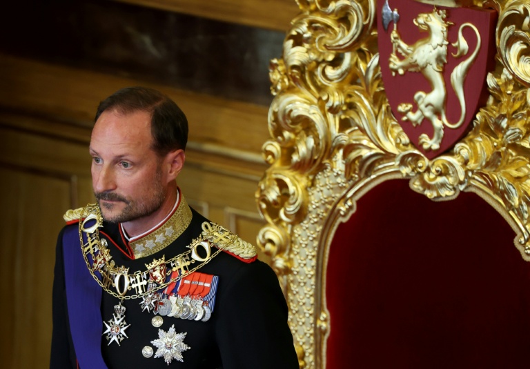 Norvège: Le roi Haakon VIII a prêté serment sans son épouse