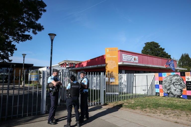 Bei Nantes a Frankräich: Schüler stécht mat Kichemesser op 15 Joer al Matschülerin an