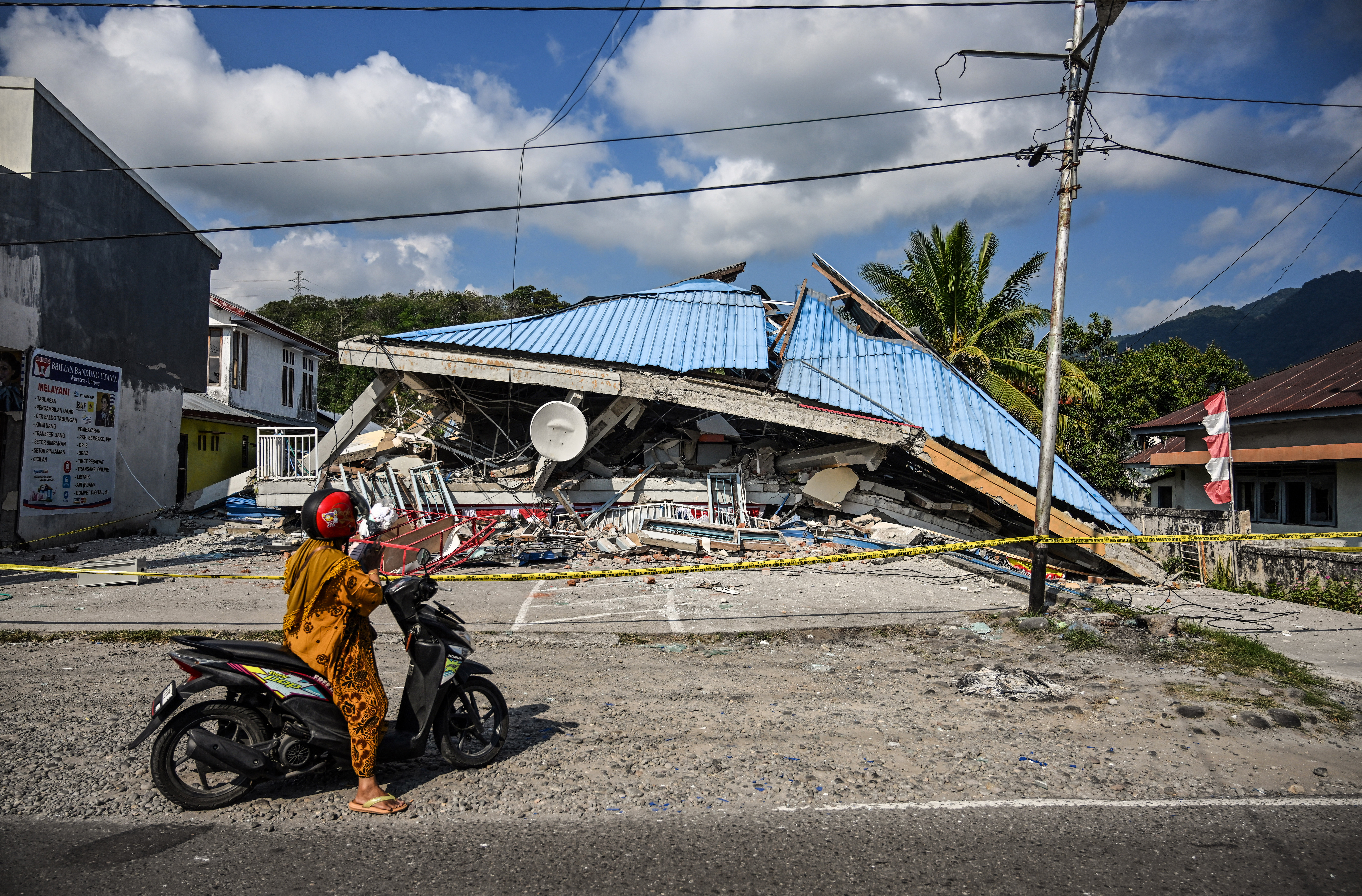 Äerdbiewen an Indonesien: Zuel vun den Doudege klëmmt op 51
