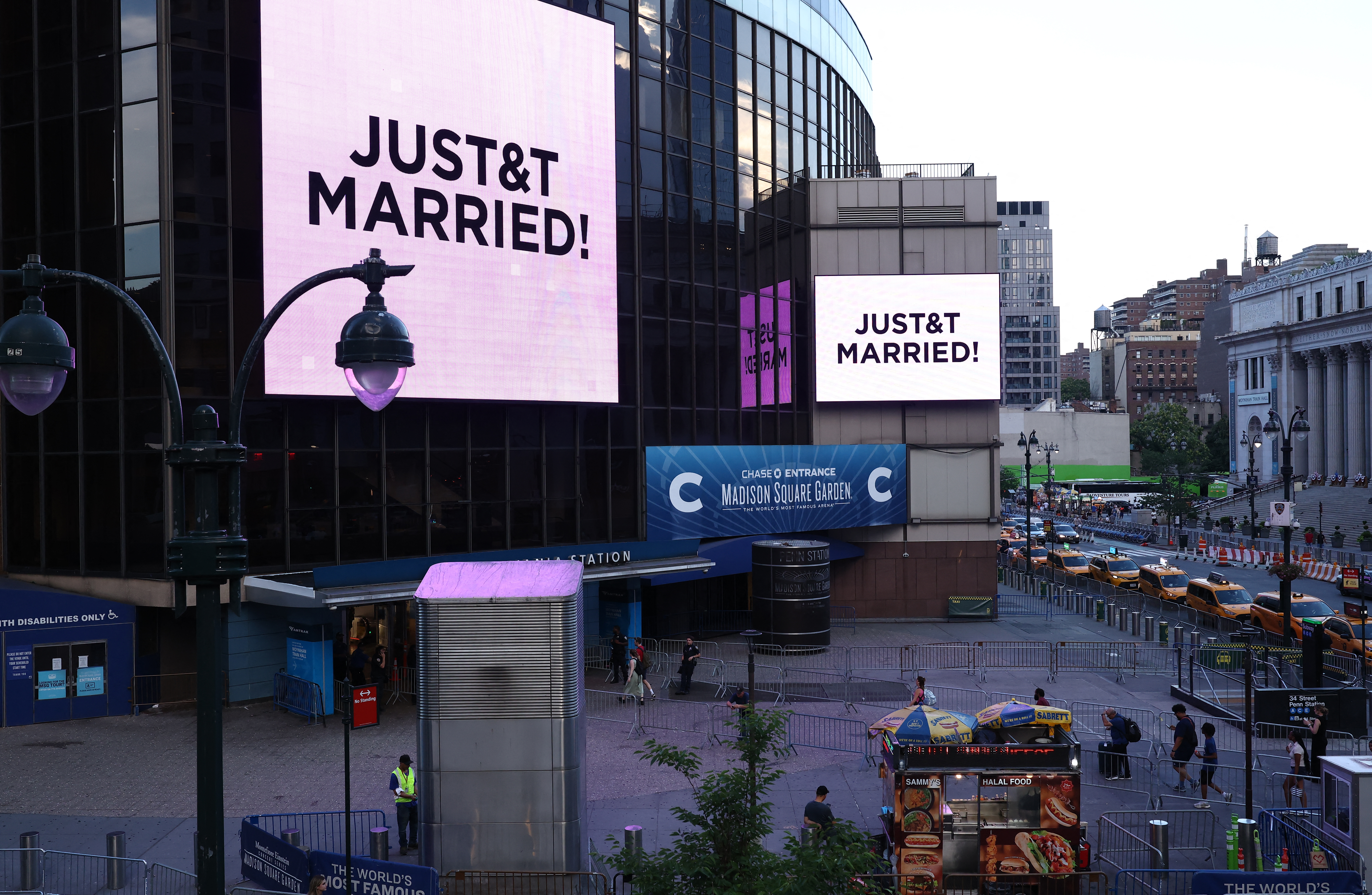 "JUST&T MARRIED!": Taylor Swift an Travis Kelce feieren Hochzäit mat ville Staren