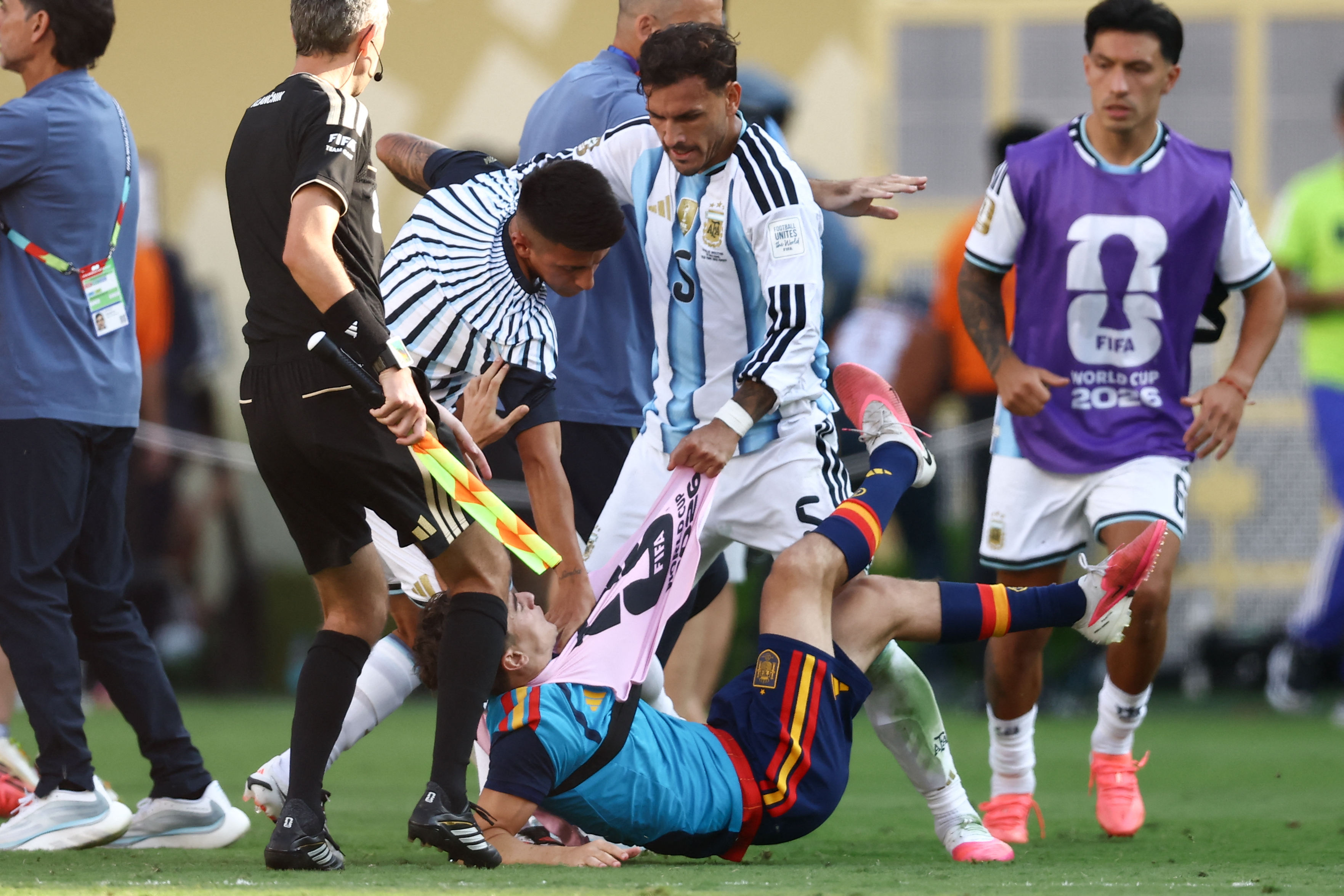 Wéinst Behuelen no WM-Finall géint Spuenien: Argentineschen Nationalspiller Leandro Paredes fir 10 Lännermatcher gespaart